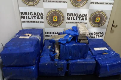 Uma perseguição policial terminou com um homem preso e quase 100 quilos de maconha apreendidos na noite de sábado, em Passo Fundo<!-- NICAID(15416126) -->