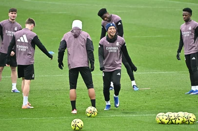 Real Madrid's French forward #10 Kylian Mbappe (C) laughs during a training session prior to their Spanish league football match between Real Madrid CF and Levante UD at Real Madrid Sports City in Valdebebas, on the outskirts of Madrid, on January 16, 2026. (Photo by Javier SORIANO / AFP)<!-- NICAID(16205220) -->