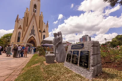 Carregada de emoção e simbolismo, a inauguração do monumento 'Legado de Esperança' eternizou, em pedra basalto, uma homenagem aos imigrantes italianos que colonizaram a região 150 anos atrás.<!-- NICAID(16186472) -->