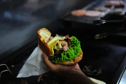 CAXIAS DO SUL, RS, BRASIL, 08/12/2021. Reportagem do jornal Pioneiro foi em algumas hamburguerias caxienses para ver como está a situação após o episódio da carne de cavalo. Esquina do Lanche no bairro Nossa Senhora de Lourdes. Xis sendo feito. (Porthus Junior/Agência RBS)<!-- NICAID(14963579) -->