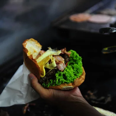 CAXIAS DO SUL, RS, BRASIL, 08/12/2021. Reportagem do jornal Pioneiro foi em algumas hamburguerias caxienses para ver como está a situação após o episódio da carne de cavalo. Esquina do Lanche no bairro Nossa Senhora de Lourdes. Xis sendo feito. (Porthus Junior/Agência RBS)<!-- NICAID(14963579) -->