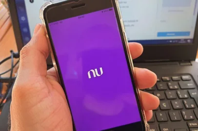 O Nubank, que é a fintech mais valiosa da América Latina, anunciou ontem a sua quarta aquisição da história. A empresa comprou a Spin Pay, empresa especializada em pagamentos instantâneos para o comércio eletrônico. O valor da transação não foi divulgado, mas ela marca a estreia do Nubank no universo do e-commerce.<!-- NICAID(14876893) -->
