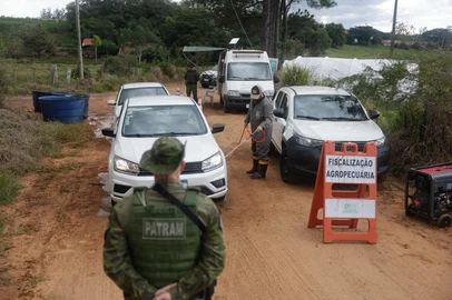 Montenegro, RS, Brasil, 18-05-2025: Barreira sanitária na Estrada Fulviana. Registro de gripe aviária em granja comercial. Foto: Mateus Bruxel / Agencia RBS<!-- NICAID(16040072) -->