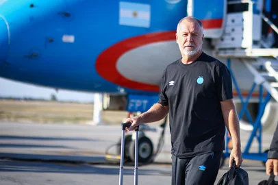 RS - FUTEBOL/ CHEGADA GREMIO  - ESPORTES - DelegaÃ§Ã£o do Gremio desembarca em Mendoza, na Argentina, onde enfrenta a equipe do Godoy Cruz, em partida valida pelo Copa Sul-Americana 2025. FOTO: LUCAS UEBEL/GREMIO FBPA<!-- NICAID(16023225) -->