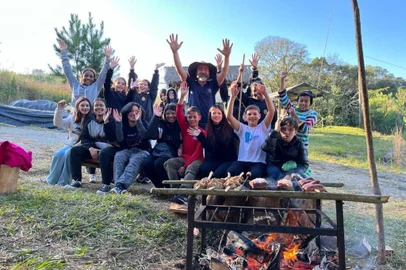 Projeto cultural O resgate da tradição gaúcha através do carvão, de Caxias do Sul. Oficina de costumes gaúchos com Anilto Caureo<!-- NICAID(15470919) -->