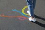 Choice of way. Woman walking towards drawn marks on road, closeup. Colorful arrows pointing in different directionsIndexador: Olga Yastremska, New Africa, AfrFonte: 561656070<!-- NICAID(15513098) -->