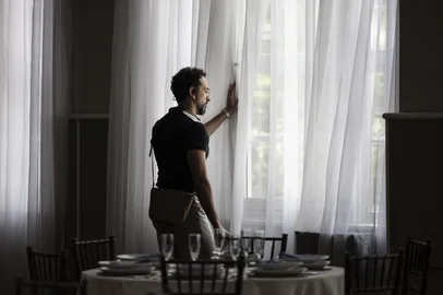 PORTO ALEGRE, RS, BRASIL, 27-10-2025: Bastidores da gravação da minissérie sobre a Coligay,primeira torcida organizada LGBT+ do Brasil. As gravações ocorreram na sede da Leopoldina Juvenil.  O ator Irandhir Santos (na foto) interpretará Volmar Santos, o líder da torcida.  Fotos: Duda Fortes/Agencia RBS<!-- NICAID(16154829) -->