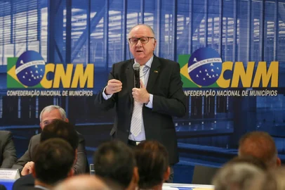 José Cruz / Agência Brasil/Divulgação 30/05/2023 - Brasília - A CNM promove Mobilização Municipalista com a presença de gestores de todo o país. Em pauta, está a aprovação da Proposta de Emenda à Constituição (PEC) 25/2022, que aumenta em 1,5% o Fundo de Participação dos Municípios (FPM), resultando em fonte permanente para custear o piso salarial da enfermagem. Na foto o presidente da CNM, Paulo Roberto Ziulkoski. Foto: José Cruz/ Agência Brasil/Divulgação<!-- NICAID(15442836) -->