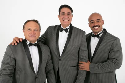 Um show com os maiores clássicos italianos em um palco com três tenores acompanhados de uma orquestra. É o que promete o espetáculo do grupo 'Bravo Tenores In Concert - Canzoni Dall'Italia' que se apresenta em Caxias do Sul neste sábado (10), no UCS Teatro. A área VIP já está esgotada, mas ainda há alguns ingressos disponíveis a partir de R$ 100 (+taxas). <!-- NICAID(16031076) -->