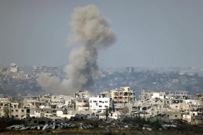 This picture taken from the Israeli side of the border with the Gaza Strip shows smoke plumes rising from explosions above destroyed buildings in the northern Gaza Strip on January 16, 2025, following the announcement of a truce amid the ongoing war between Israel and Hamas. (Photo by Menahem KAHANA / AFP)<!-- NICAID(15954781) -->