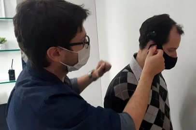 Ativação do implante coclear foi acompanhada por equipe de fonoaudiólogas e médico otorrinolaringologista responsável pela cirurgia.   <!-- NICAID(14880528) -->