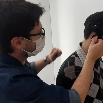 Ativação do implante coclear foi acompanhada por equipe de fonoaudiólogas e médico otorrinolaringologista responsável pela cirurgia.   <!-- NICAID(14880528) -->