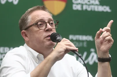 Porto alegre, RS, Brasil - Presidente da FGF, Luciano Hocsman, e presidente da CEAF, Leandro Vuaden, em entrevista coletiva sobre erros de arbitragem no jogo Grêmio e Juventude pelo campeonato Gaúcho 2025. Foto: Jonathan Heckler / Agencia RBS<!-- NICAID(15983409) -->