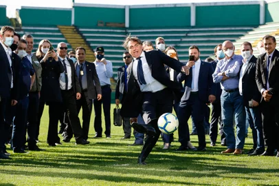 (ChapecÃ³ - SC, 25/06/2021) O Presidente da RepÃºblica Jair Bolsonaro, bate um penalti na Arena da Chape.Foto: Alan Santos/PR<!-- NICAID(14818754) -->