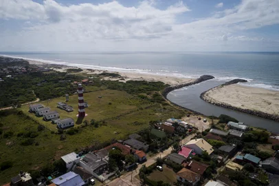 Santa Vitória do Palmar, RS, Brasil, 11-01-2023: Farol da Barra do Chuí. Trilha de Longo Curso Cassino-Barra do Chuí. A Rede Brasileira de Trilhas é uma iniciativa do Governo Federal destinada a conectar pontos de interesse do patrimônio cultural e natural brasileiro por meio de trilhas de longo curso em todo o Brasil. Foto: Mateus Bruxel / Agência RBSLocal: Chuy<!-- NICAID(15327176) -->