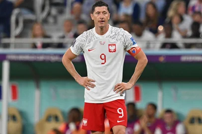 Poland's forward #09 Robert Lewandowski stands over the ball during the Qatar 2022 World Cup round of 16 football match between  and Poland at the Al-Thumama Stadium in Doha on December 4, 2022. (Photo by Glyn KIRK / AFP)Editoria: SPOLocal: DohaIndexador: GLYN KIRKSecao: soccerFonte: AFPFotógrafo: STR<!-- NICAID(15782191) -->