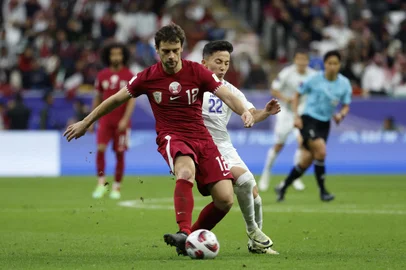 Uzbekistan's midfielder #22 Abbosbek Fayzullaev fights for the ball with Qatar's midfielder #12 Lucas Mendes during the Qatar 2023 AFC Asian Cup quarter-final football match between Qatar and Uzbekistan at Al-Bayt Stadium in al-Khor, north of Doha, on February 3, 2024. (Photo by KARIM JAAFAR / AFP)Editoria: SPOLocal: Al KhorIndexador: KARIM JAAFARSecao: soccerFonte: AFPFotógrafo: STR<!-- NICAID(15676210) -->