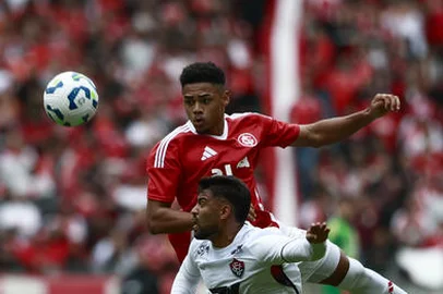 PORTO ALEGRE, RS, BRASIL, 12-07-2025: Internacional x Vitória. Em partida válida pela 13ª rodada do Campeonato Brasileiro, o Internacional recebe no Beira Rio a equipe do Vitória. O time do técnico Roger Machado tentar sair da zona de rebaixamento após parada devido ao Mundial de Clubes. Foto: André Ávila/Agência RBSIndexador: Andre Avila<!-- NICAID(16079260) -->