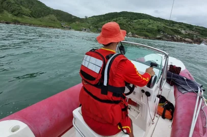 Buscas pelo policial militar que atua em Farroupilha desaparecido na Praia do Rosa <!-- NICAID(15897574) -->