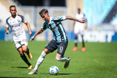 Gremio x CearaRS - FUTEBOL/CAMPEONATO BRASILEIRO 2021 /GREMIO X CEARA- ESPORTES - Lance da partida entre Gremio e Ceara disputada na manha deste domingo, na Arena do Gremio, em partida valida pela Campeonato Brasileiro 2021. FOTO: LUCAS UEBEL/GREMIO FBPAEditoria: SPOLocal: Porto AlegreIndexador: Lucas UebelSecao: futebolFonte: Gremio.netFotógrafo: Gremio x Ceara<!-- NICAID(14887561) -->
