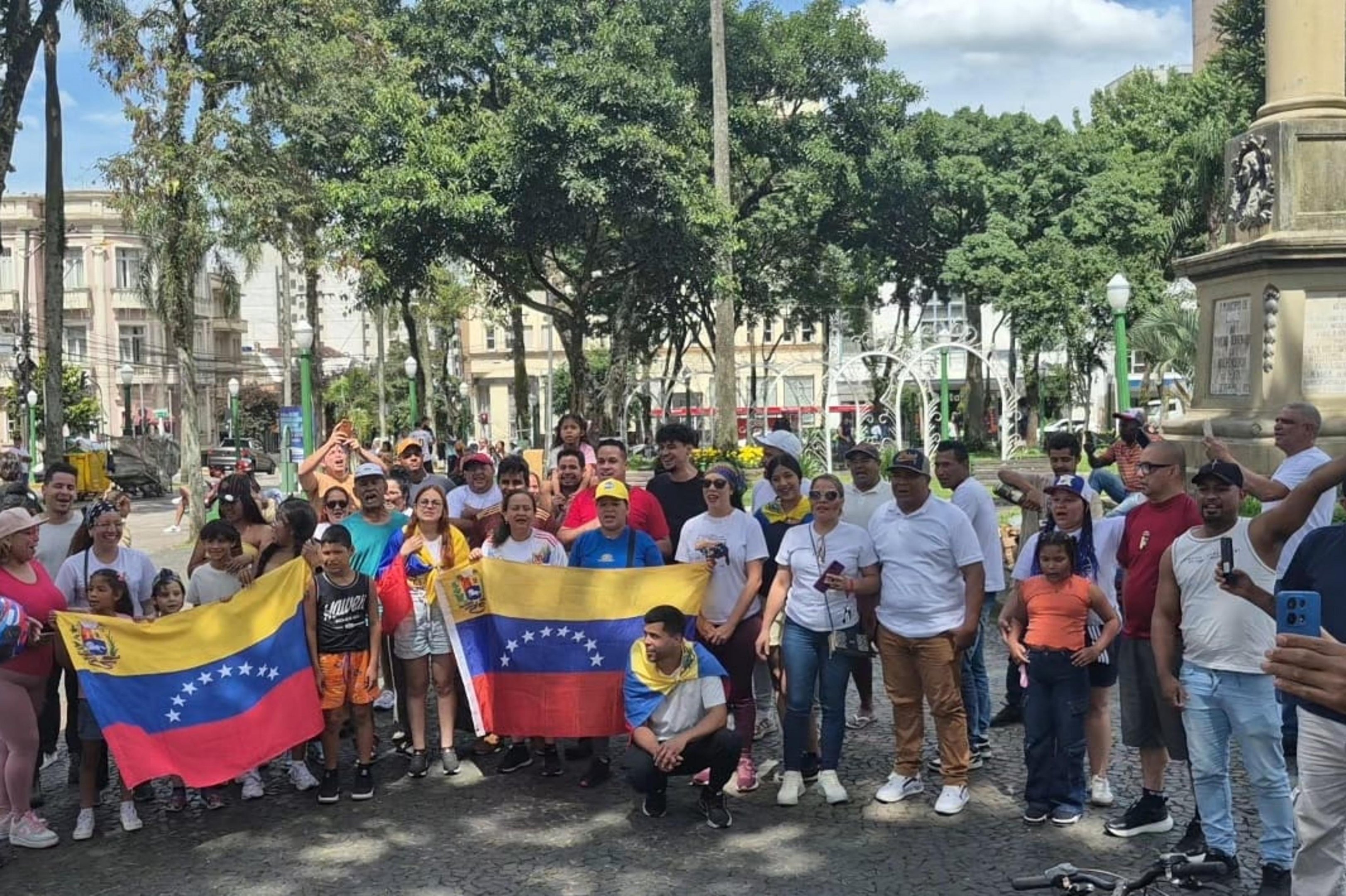Venezuelanos que moram em Caxias opinam sobre captura de Nicol&aacute;s Maduro e interven&ccedil;&atilde;o dos Estados Unidos no pa&iacute;s