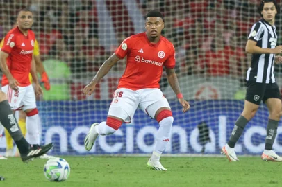 O lateral-esquerdo Thauan Lara (C) e o zagueiro Gabriel Mercado em lance do jogo do Inter contra o Botafogo no Estádio Beira-Rio, válido pela última rodada do Brasileirão.<!-- NICAID(15652126) -->