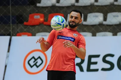 CARLOS BARBOSA, RS, BRASIL, 22/03/2023. Treino da ACBF no Centro Municipal de Eventos Sérgio Luiz Guerra, em Carlos Barbosa. A ACBF está se preparando para a estreia na Liga Nacional de Futsal 2023. Na foto, ala Murilo.(Porthus Junior/Agência RBS)Indexador:                                 <!-- NICAID(15382877) -->