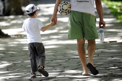 Caxias do Sul - RS - Brasil. 05/03/2012.Pai e filho na volta do futebol.Rua Dr. Montaury esquina Dom José Baréa.<!-- NICAID(8012384) -->