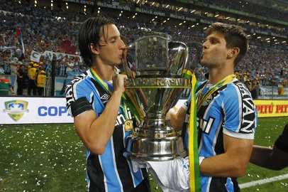 Gremio x Atletico-MGRS - FUTEBOL/COPA DO BRASIL 2016/GREMIO X ATLETICO-MG - ESPORTES - Lance da partida entre Gremio e Atletico-MG disputada na noite desta quarta-feira, na Arena, valida pela Final da Copa do Brasil 2016. FOTO: LUCAS UEBEL/GREMIO FBPA. Geromel Kannemann taça, beijoEditoria: SPOLocal: Porto AlegreIndexador: Lucas UebelSecao: futebolFonte: Gremio.netFotógrafo: Gremio x Atletico-MG<!-- NICAID(15519476) -->