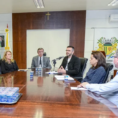 Responsável pelo atual desequilíbrio das contas públicas da prefeitura de Caxias do Sul, o déficit previdenciário e o rombo do passivo atuarial foram assunto em coletiva de imprensa, chamada pelo Executivo, para apresentar possíveis soluções estudadas previamente. Com alíquota, em 2022, de 42,04% e o aumento de 26% para 2023, para o próximo ano o aporte anual estimado é de R$ 394,2 milhões, ou seja, mais de R$ 1 milhão por dia. <!-- NICAID(15066135) -->