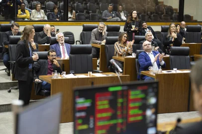 MovimentaÃ§Ã£o de plenÃ¡rio. VotaÃ§Ã£o para manutenÃ§Ã£o do veto do executivo ao PL que cria o projeto de promoÃ§Ã£o e incentivo a pesquisas sobre o desenvolvimento e os usos de Cannabis<!-- NICAID(15423324) -->