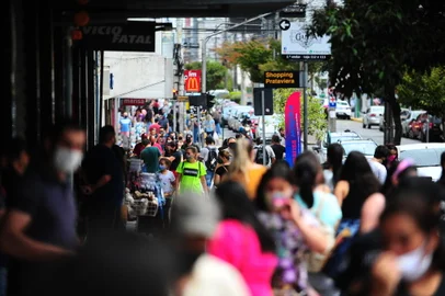 CAXIAS DO SUL, RS, BRASIL, 10/04/2021. Movimento no centro de Caxias após permissão de abertura para comércio não essencial no fim de semana. Funcionamento é possível após mudança nos protocolos de distanciamento controlado, anunciada na sexta-feira (09/04). (Porthus Junior/Agência RBS)<!-- NICAID(14755019) -->