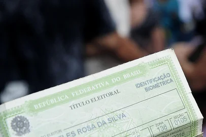 CAXIAS DO SUL, RS, BRASIL, 09/05/2018 - Eleitores que deixaram para última hora regularizar o título eleitoral  enfrentaram longa fila no cartório. (Marcelo Casagrande/Agência RBS)<!-- NICAID(13540980) -->