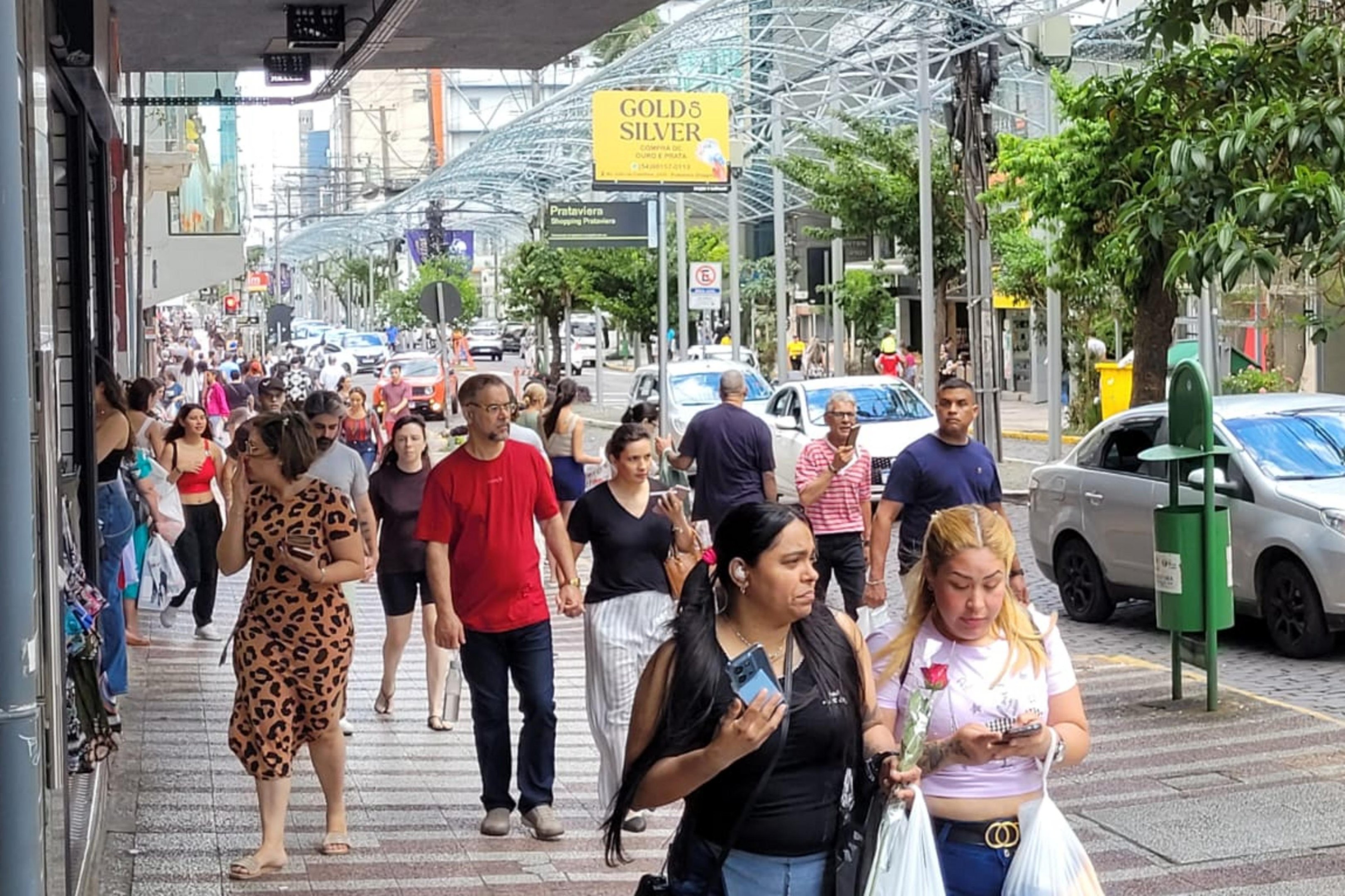 Com compras de &uacute;ltima hora, v&eacute;spera de Natal &eacute; de movimento intenso em Caxias do Sul