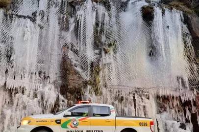 Frio intenso no Sul congela paredão da Serra do Rio do Rastro em Santa Catarina; veja vídeo<!-- NICAID(16066757) -->
