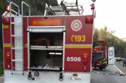 Quatro pessoas ficaram feridas em um acidente ocorrido na tarde domingo, na RSC-453, entre Garibaldi e Farroupilha, de acordo com a Polícia Rodoviária Estadual de Garibaldi. Por volta das 15h, dois veículos colidiram frontalmente no km 104 da rodovia, próximo à localidade de Linha Sertorina, em Farroupilha. As vítimas foram encaminhadas ao Hospital Tacchini, de Bento Gonçalves, com lesões corporais. Ainda não há informações sobre o estado de saúde delas.<!-- NICAID(14869301) -->