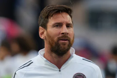 FOXBOROUGH, MASSACHUSETTS - JULY 09: Lionel Messi #10 of Inter Miami CF warms up prior to the MLS match between New England Revolution and Inter Miami CF at Gillette Stadium on July 09, 2025 in Foxborough, Massachusetts. Michael Owens/Getty Images/AFP (Photo by Michael Owens / GETTY IMAGES NORTH AMERICA / Getty Images via AFP)