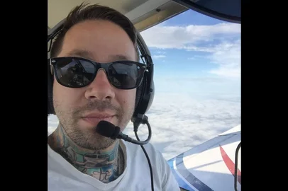 O executivo musical Dave Shapiro, 42 anos, foi uma das vítimas do acidente de avião em San Diego, na Califórnia, na última quinta (22).<!-- NICAID(16045018) -->