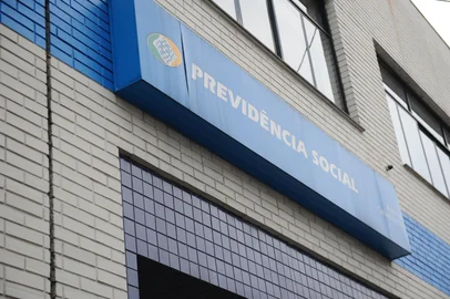 CAXIAS DO SUL, RS, BRASIL (15/09/2020)Agência do INSS segue sem peritos; usuários são orientados na porta de entrada em Caxias. Onze salas para atendimento de perícias permaneciam vazias na manhã desta terça-feira enquanto 120 pessoas haviam agendado com antecedência. (Antonio Valiente/agência RBS)<!-- NICAID(14592448) -->