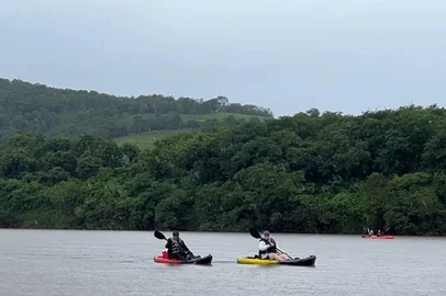 Reprodução RBS TV / Divulgação Travessia de caiaques reúne 150 remadores de três países no Rio Uruguai<!-- NICAID(16202357) -->