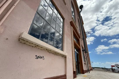 Recém reformada, Usina do Gasômetro é pichada. Foto:Jocimar Farina/Agência RBS<!-- NICAID(16180246) -->