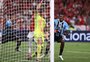 Falta em Rochet? Confira a análise do segundo gol do Grêmio no Gre-Nal 449; veja vídeo