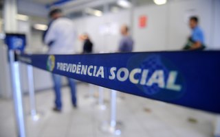 CAXIAS DO SUL, RS, BRASIL, 27/01/2017. Sala de espera da agência do INSS, para ilustrar matéria sobre o aumento do número de pedidos de aposentadoria. (Diogo Sallaberry/Agência RBS)<!-- NICAID(12700164) -->