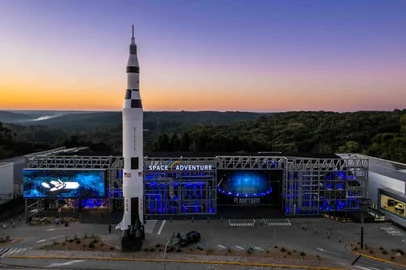 Em julho, é celebrado os 56 anos do primeiro passo do homem na lua e os visitantes do Space Adventure Canela poderão apreciar uma autêntica pedra lunar, que faz parte do  acervo de Charles Duke.<!-- NICAID(16083470) -->