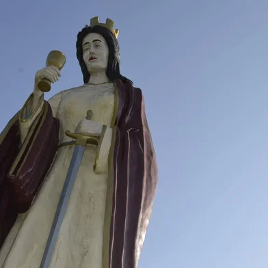 Santa Bárbara, Festa 04 de Dezembro. Comemora-se todo dia 4.Advogada dos arquitetos, dos Pedreiros, dos Prisioneiros e dos Bombeiros.Protetora contra raios, trovões, tempestades e mortes repentinas.Ó Santa Bárbara, que sois mais forte que as torres das fortalezas e a violência dos furacões, fazei que os raios não me atinjam, os trovões não me assustem e o troar dos canhões não me abalem a coragem e a bravura.Ficai sempre ao meu lado para que eu possa enfrentar, de fronte erguida e rosto sereno, todas as tempestades e batalhas da minha vida para que, vencedor de todas as lutas, com a consciência do dever cumprido, possa agradecer à Deus, criador do céu, da terra e da natureza, e que tem poder de dominar o furor das tempestades e abrandar a crueldade das guerras.<!-- NICAID(15616159) -->