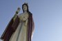 Santa Bárbara, Festa 04 de Dezembro. Comemora-se todo dia 4.Advogada dos arquitetos, dos Pedreiros, dos Prisioneiros e dos Bombeiros.Protetora contra raios, trovões, tempestades e mortes repentinas.Ó Santa Bárbara, que sois mais forte que as torres das fortalezas e a violência dos furacões, fazei que os raios não me atinjam, os trovões não me assustem e o troar dos canhões não me abalem a coragem e a bravura.Ficai sempre ao meu lado para que eu possa enfrentar, de fronte erguida e rosto sereno, todas as tempestades e batalhas da minha vida para que, vencedor de todas as lutas, com a consciência do dever cumprido, possa agradecer à Deus, criador do céu, da terra e da natureza, e que tem poder de dominar o furor das tempestades e abrandar a crueldade das guerras.<!-- NICAID(15616159) -->