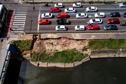 PORTO ALEGRE, RS, BRASIL - 2023.12.26 - Como uma das principais ciclovias da cidade chegou a esse cenário de interdição e dúvidas sobre seu futuro. (Foto: André Ávila/ Agência RBS)<!-- NICAID(15634738) -->