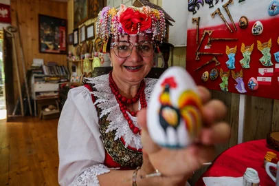 NOVA PRATA, RS, BRASIL, 09/09/2025. Kariane Modelski, artesã de Nova Prata, é referência na produção de artesanato polonês no estado. (Neimar De Cesero/Agência RBS)Indexador: Neimar De Cesero<!-- NICAID(16124631) -->