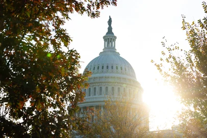 ANNA ROSE LAYDEN / GETTY IMAGES NORTH AMERICA Lawmakers Continue To Negotiate Funding Government As Shutdown Stretches Past A MonthWASHINGTON, DC - NOVEMBER 09: The U.S. Capitol is seen on the 40th day of a government shutdown on November 9, 2025 in Washington, DC. The Senate convened for a rare Sunday session in an attempt to end the government shutdown. Anna Rose Layden/Getty Images/AFP (Photo by Anna Rose Layden / GETTY IMAGES NORTH AMERICA / Getty Images via AFP)Editoria: POLLocal: WashingtonIndexador: ANNA ROSE LAYDENSecao: governmentFonte: GETTY IMAGES NORTH AMERICAFotógrafo: CONTRIBUTOR<!-- NICAID(16164100) -->