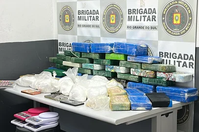 Dois homens são presos com mais de 63 quilos de drogas em Caxias do Sul<!-- NICAID(16376418) -->